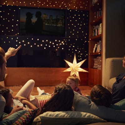 Familj som tittar på film