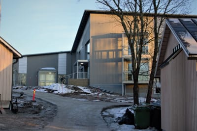 Ett nybygge som A-bostäder byggt på Kvarnbacken i Borgå. Huset är ett flervåningshus.