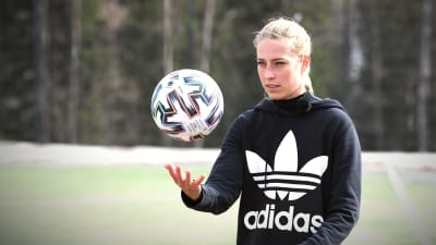 Linda Sällström kastar bollen i luften med en koncentrerad min