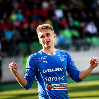 RoPS-anfallaren Aleksandr Kokko firar mål.