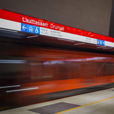 liikkuva metro Lauttasaaren asemalla asemalla