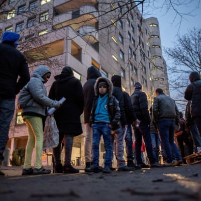 Flyktingar köar i Berlin för att bli registrerade av de tyska myndigheterna.