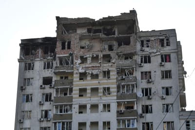 Ett delvis förstört bostadshus efter nattliga drönarattacker i Kiev den 30 maj 2023.  