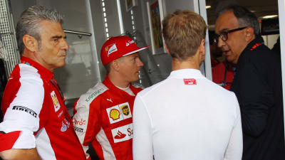 Kimi Räikkönen i samtal med Maurizio Arrivabene och Sergio Marchionne.