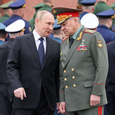 Rysslands president Vladimir Putin talar med den ryska försvarsministern Sergej Shojgu under en ceremoni i Moskva den 22 juni 2022 till minnet av de som dog i andra världskriget. 