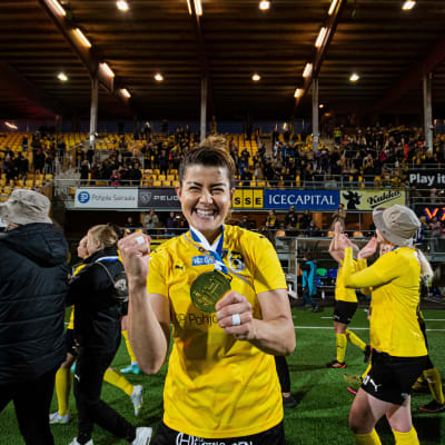 Gentjana Rochi esittelee kultamitaliaan. 