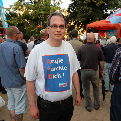 En AfD-anhängare på ett valmöte i Schwerin i Mecklenburg-Vorpommern. "Angie var rädd", står det på t-tröjan med hänvisning till Angela Merkel.