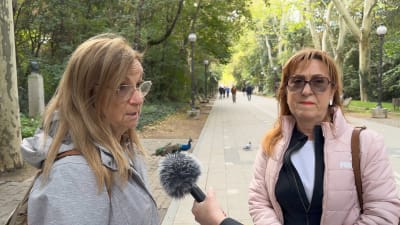 två damer i en park