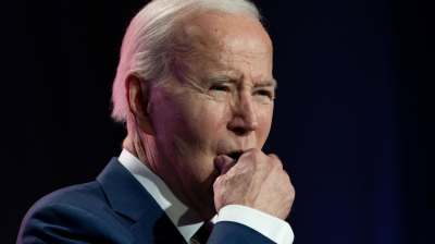 Joe Biden ser fundersam ut.