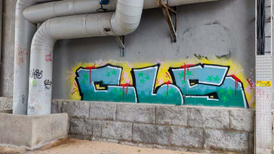 Graffiti och klotter under en bro. Någon har målat texten CLS i olika färger.