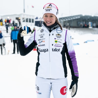 Katri Lylynperä näyttää sprintin SM-kultamitaliaan.