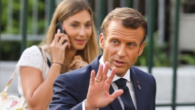 Franrikes president Emmanuel Macron vinkar åt förbipasserande på väg till ett möte under G7-toppmötet i Biarritz