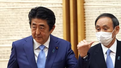 Regeringssekreteraren Yoshihide Suga är en av Abes närmaste medarbetare och en tänkbar övergångsledare.