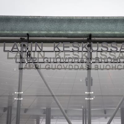 Lapin keskussairaalan kyltti