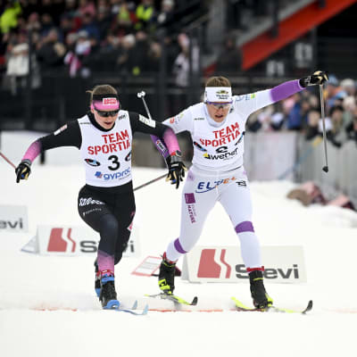 Johanna Matintalo, Pöytyän Urheilijat, niukasti SM-kultaa perinteisen sprintissä Tampereella 23.1.2023. Katri Lylynperä, Vuokatti Ski Team Kainuu, hävisi senttipelissä.