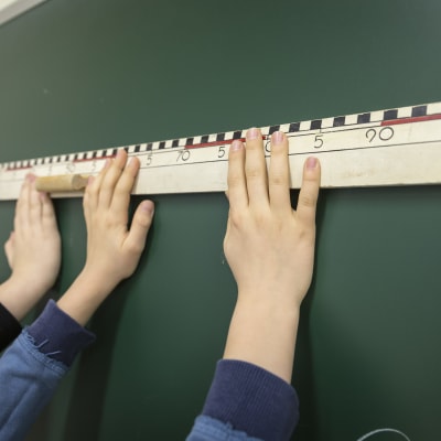 viivotin ja kädet ala-asteen oppilaat