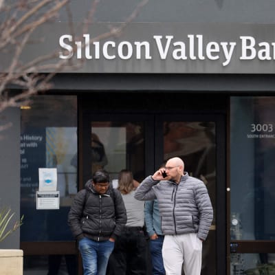 Människor utanför Silicon Valley Banks kontor i Stanta Clara i Kalifornien.