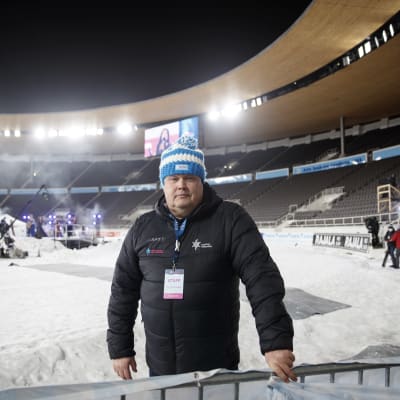 Jari-Pekka Jouppi seisoo Helsingin olympiastadionin maalialueella.