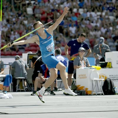 Oliver Helander heittää keihästä.