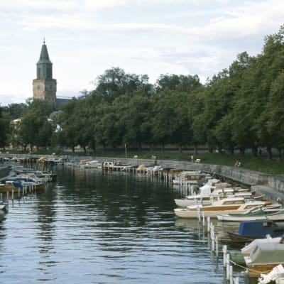 Näkymä Tuomiokirkolle Aurajoelta