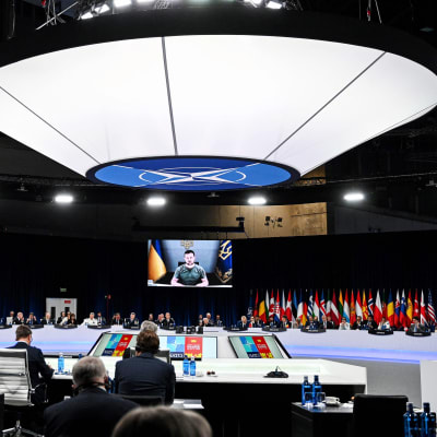 Ukrainan presidentti Volodymyr Zelenskyi puhuu etäyhteydellä Naton huippukokouksessa.