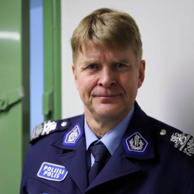 Poliisipäällikkö Esa Heikkinen sisoo Rovaniemen poliisivankilan sellitilojen käytävällä.