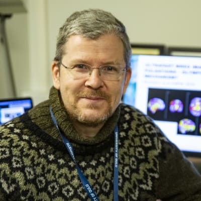 Vesa Kiviniemi, taustalla tietokoneen näyttö.