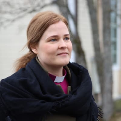 Piispa Mari Leppänen seisoo ulkona talvivaatteissa ja katselee ohi kamerasta.