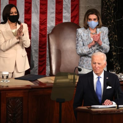 President Joe Bidens första tal till kongressen kretsade kring coronapandemin och ambitiösa sysselsättningsmål. Vicepresident Kamala Harris och talman Nancy Pelosi klappar i bakgrunden.
