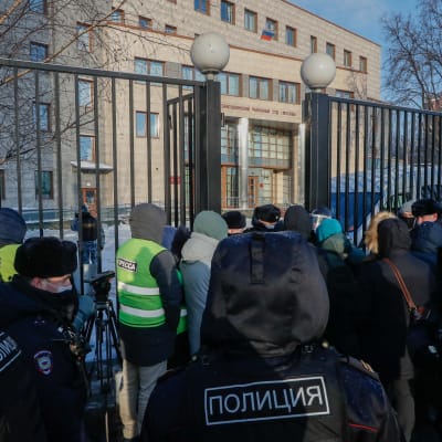 Toimittajia ja poliiseja kerääntyi oikeustalon edustalle Moskovassa. Aleksei Navalnyi on epäiltynä sotaveteraanin kunnian loukkaamisesta.