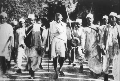 Mahatma Gandhi med efterföljare under den så kallade saltmarschen 1930.