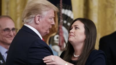 Trump och Sanders i öm omfamning vid presskonferens i Vita huset.