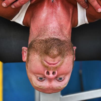 Robert Helenius tränar magmuskler på en bänk som har en 90-graderslutning.