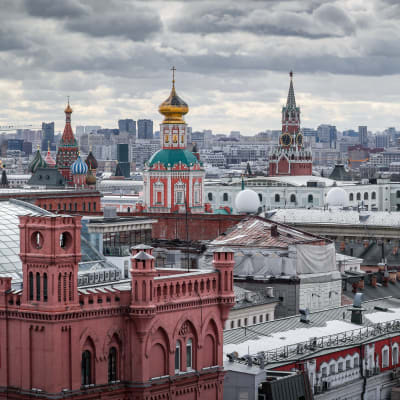 Moskovan kaupungin yleisnäkymä. Vasemmalla Pyhän Vasilin katedraali ja keskellä Kremlin Spasskaja-torni.
