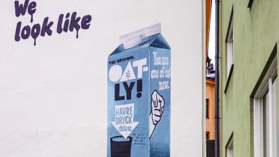 Reklam för oatlys havremjölk.