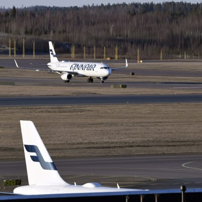 Två Finnair-plan på Helsingfors-Vanda flygfält.