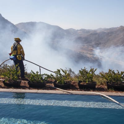 Brandman vid en pool i West Hills i Kalifornien.