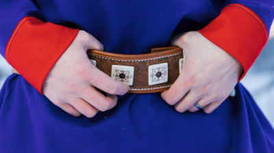 Ett bälte, detalj ur samisk nationaldräkt från Utsjoki. Bältet med fyrkantiga ingraverade knappar av renhorn, visar att bäraren är gift. 