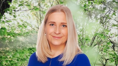 Blond kvinna mot somrig bakgrund.