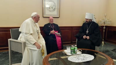 Påve Franciskus träffar ortodoxa metropoliten Hilarion i Budapest.