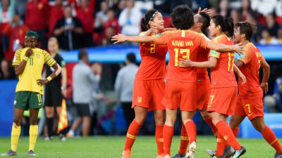 Kinas fotbollsdamer firar 1–0-målet i VM-matchen mot Sydafrika 2019.