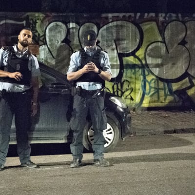 Två danska poliser undersöker scenen för skottdramat i Christiania på morgonnatten den 1 september 2016.