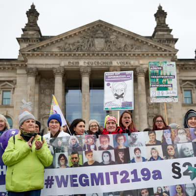 Tyskar demonstrerar för aborträtten utanför riksdagen i Berlin.