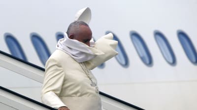 Påven Franciskus blev av med sin kalott när han steg av planet i Kuba.