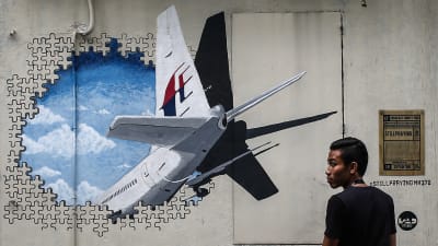 En väggteckning i Shah Alam i Malaysia drygt två år efter att MH370 försvann spårlöst i Indiska oceanen