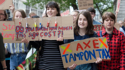 Brittiska kvinnor demonstrerar mot tampongskatten i London den 21 maj 2016.