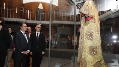President Francois Hollande (tv) som här besöker det franska nationalbilbiotekets Richelieu-utställning ställer inte upp för omval i år