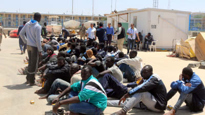Afrikanska migranter på en armébas i Tripoli, Libyen, efter att ha blivit räddade från en båt som försökt ta sig över Medelhavet till Europa.