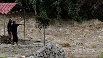 Floden Santa Eulalia svämmar över öster om huvudstaden Lima den 16 mars 2017.