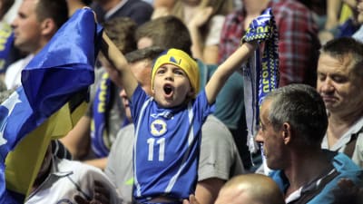 Ung supporter stöder Bosnien och Hercegovina i handboll.